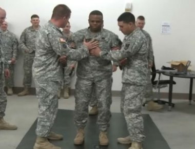 Ετσι... «καλωσορίζουν» τους Νεοσύλλεκτους στο στρατό της Αλάσκας (βίντεο)